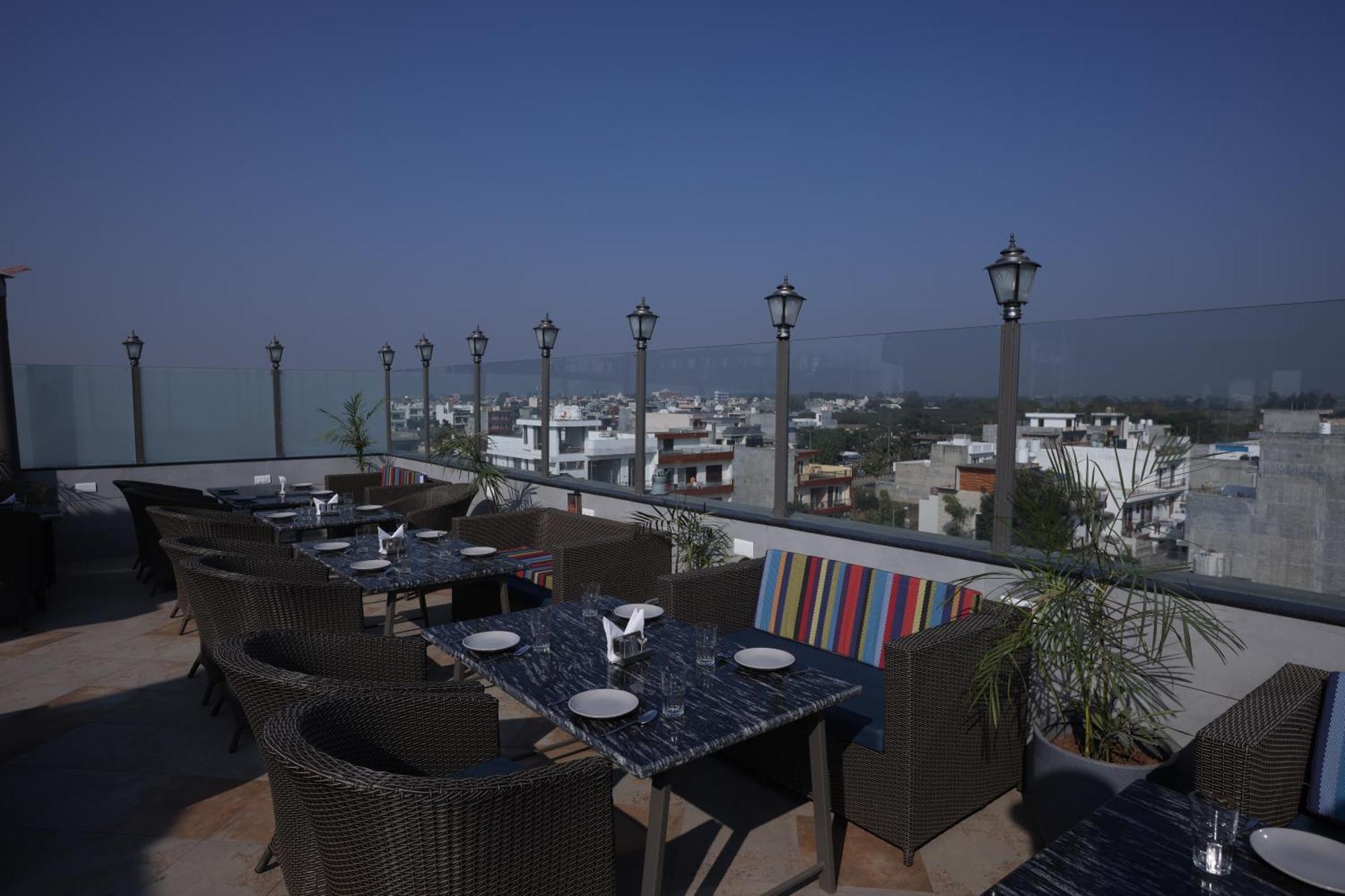 Hiraya Hotels Mohali Extérieur photo